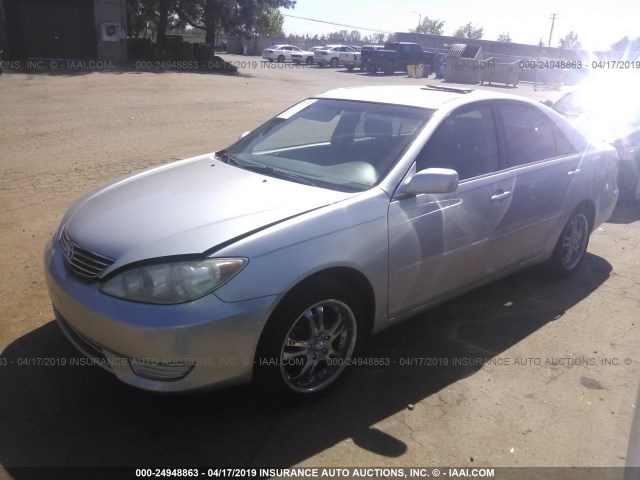 4T1BE32K35U092582 - 2005 TOYOTA CAMRY LE/XLE/SE SILVER photo 2