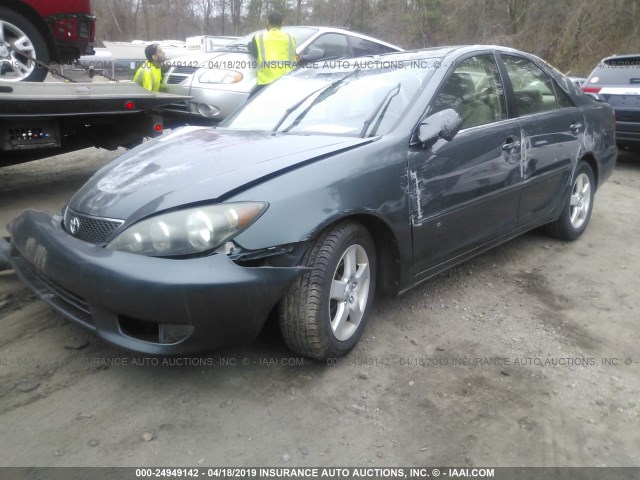 4T1BE32K25U412006 - 2005 TOYOTA CAMRY LE/XLE/SE GREEN photo 2