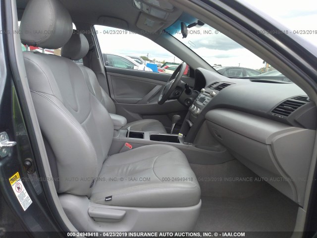 4T1BF3EK3AU080001 - 2010 TOYOTA CAMRY SE/LE/XLE GRAY photo 5