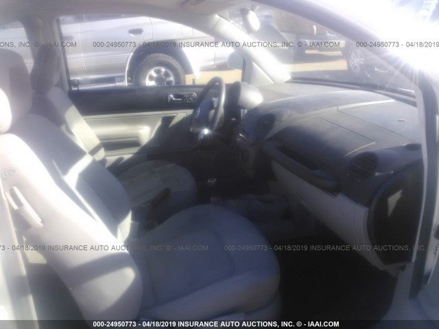 3VWBB61C5WM032525 - 1998 VOLKSWAGEN NEW BEETLE Weiß Foto 5