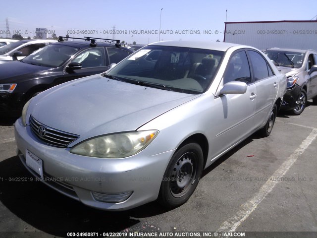 JTDBE32K953023079 - 2005 TOYOTA CAMRY LE/XLE/SE SILVER photo 2