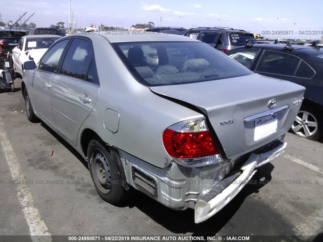 JTDBE32K953023079 - 2005 TOYOTA CAMRY LE/XLE/SE SILVER photo 3