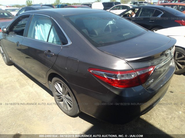 4T1BF1FK5HU283940 - 2017 TOYOTA CAMRY LE/XLE/SE/XSE GRAY photo 3
