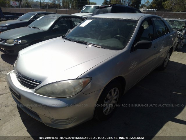 4T1BE32K65U574639 - 2005 TOYOTA CAMRY LE/XLE/SE SILVER photo 2