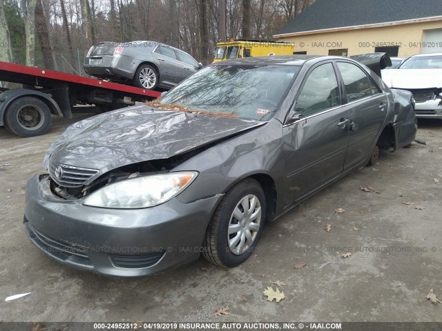 4T1BE32K55U550655 - 2005 TOYOTA CAMRY LE/XLE/SE GRAY photo 2