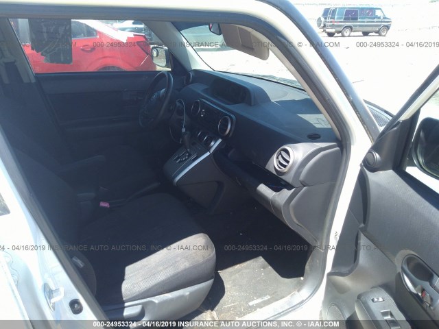 JTLKE50E581013047 - 2008 TOYOTA SCION XB WHITE photo 5
