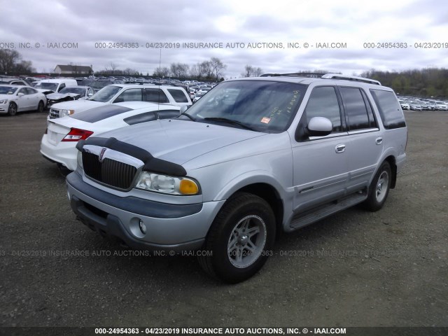 5LMPU28A9XLJ32963 - 1999 LINCOLN NAVIGATOR Argent photo 2