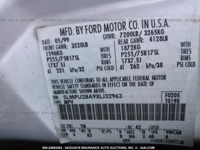 5LMPU28A9XLJ32963 - 1999 LINCOLN NAVIGATOR Argent photo 9