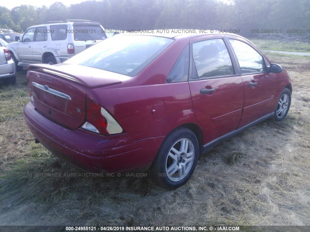 1FAHP3438YW294461 - 2000 FORD FOCUS SE/SE SPORT RED photo 4