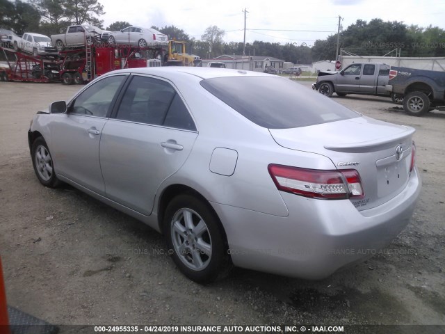 4T4BF3EK5AR028150 - 2010 TOYOTA CAMRY SE/LE/XLE SILVER photo 3