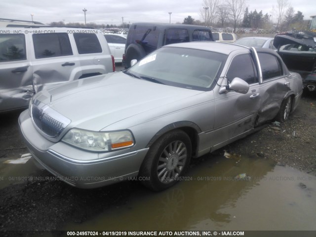 1LNHM81W73Y605871 - 2003 LINCOLN TOWN CAR EXECUTIVE SILVER photo 2