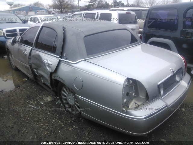 1LNHM81W73Y605871 - 2003 LINCOLN TOWN CAR EXECUTIVE SILVER photo 3