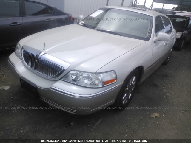 1LNHM82W65Y636630 - 2005 LINCOLN TOWN CAR SIGNATURE LIMITED WHITE photo 2