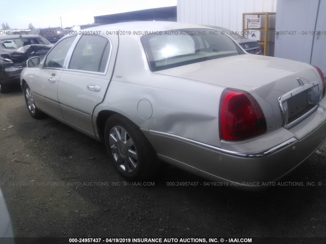 1LNHM82W65Y636630 - 2005 LINCOLN TOWN CAR SIGNATURE LIMITED WHITE photo 3