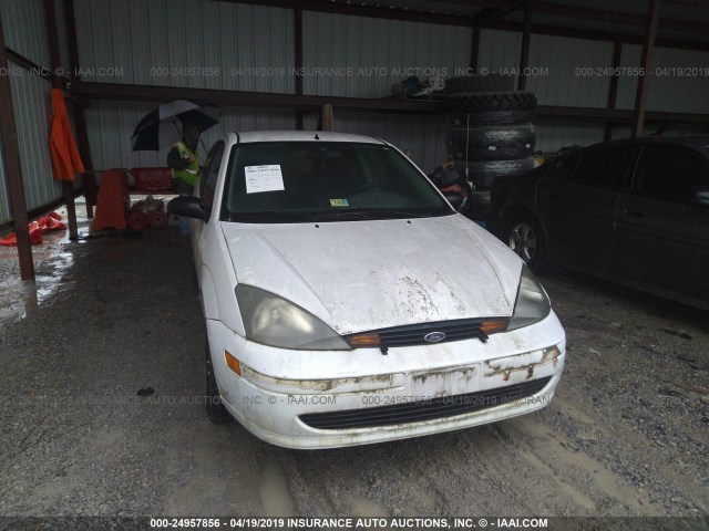 3FAFP31ZX4R115723 - 2004 FORD FOCUS ZX3 WHITE photo 6