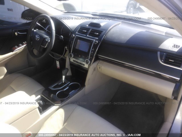 4T4BF1FK2DR288061 - 2013 TOYOTA CAMRY L/SE/LE/XLE 银色 照片 5