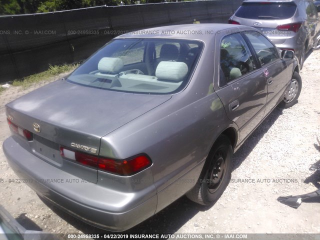 4T1BG22K2VU154946 - 1997 TOYOTA CAMRY CE/LE/XLE GRAY photo 4