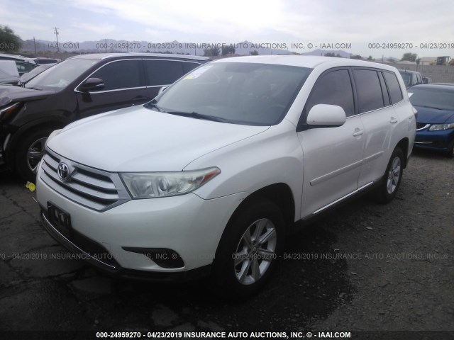 5TDZA3EH3CS029398 - 2012 TOYOTA HIGHLANDER SE WHITE photo 2