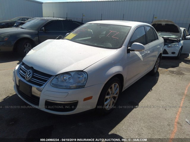 3VWRZ7AJ4AM143106 - 2010 VOLKSWAGEN JETTA SE/SEL WHITE photo 2