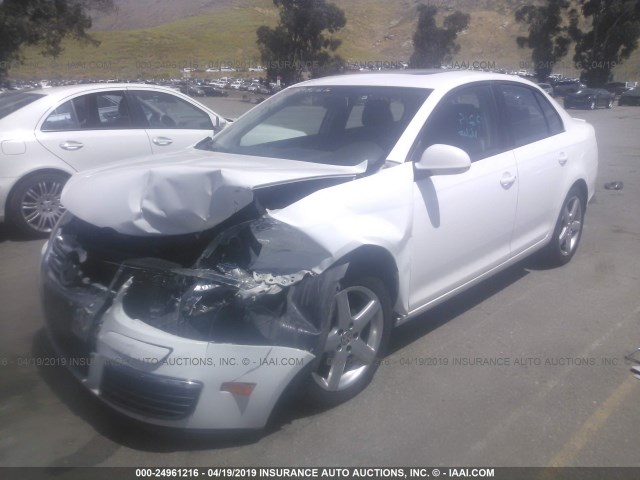 3VWRZ7AJ8AM155064 - 2010 VOLKSWAGEN JETTA SE/SEL WHITE photo 2