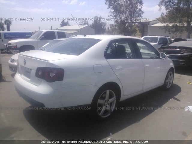 3VWRZ7AJ8AM155064 - 2010 VOLKSWAGEN JETTA SE/SEL WHITE photo 4