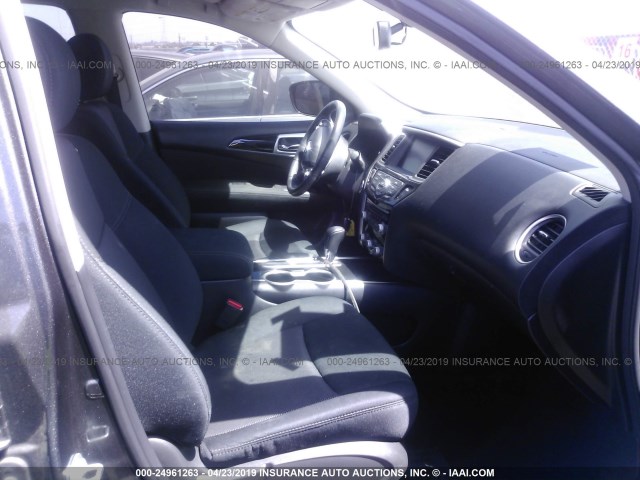 5N1DR2MN3HC620839 - 2017 NISSAN PATHFINDER S/SV/SL/PLATINUM GRAY photo 5