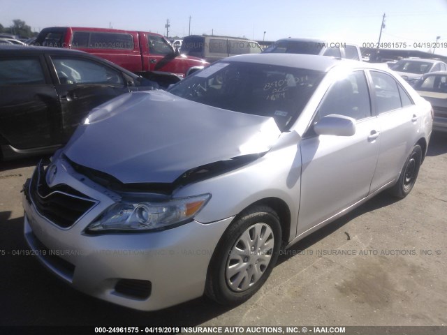 4T1BF3EK6BU754689 - 2011 TOYOTA CAMRY SE/LE/XLE SILVER photo 2