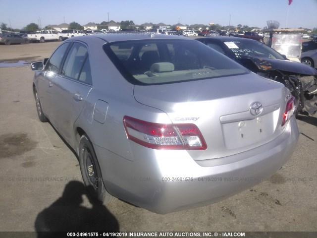 4T1BF3EK6BU754689 - 2011 TOYOTA CAMRY SE/LE/XLE SILVER photo 3