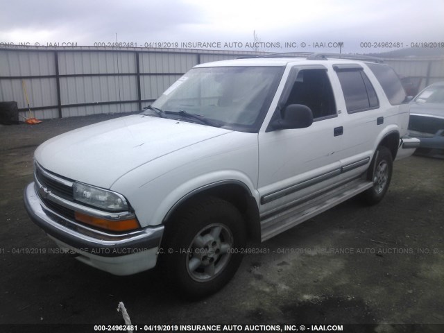 1GNDT13W9W2241462 - 1998 CHEVROLET BLAZER WHITE photo 2