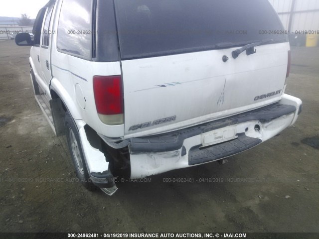 1GNDT13W9W2241462 - 1998 CHEVROLET BLAZER WHITE photo 6