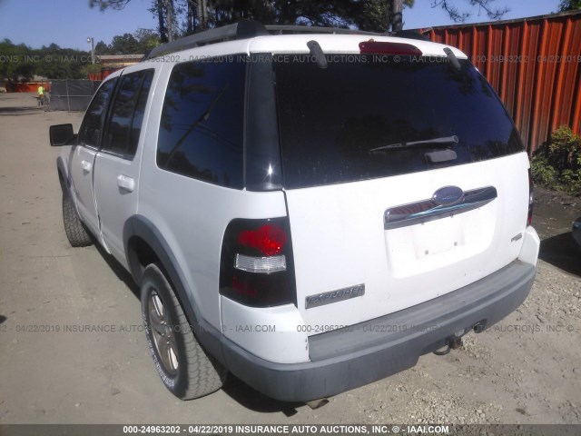 1FMEU63E57UA75795 - 2007 FORD EXPLORER XLT WHITE photo 3