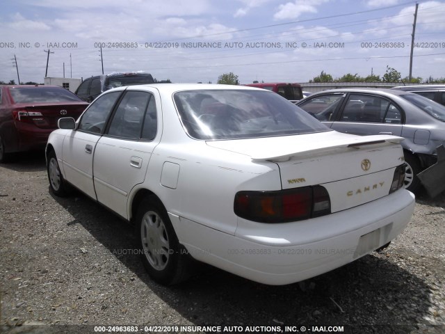 4T1GK13E4SU073689 - 1995 TOYOTA CAMRY XLE WHITE photo 3