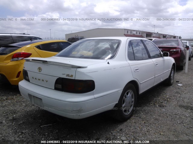 4T1GK13E4SU073689 - 1995 TOYOTA CAMRY XLE WHITE photo 4