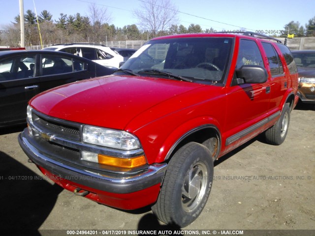 1GNDT13W1Y2113087 - 2000 CHEVROLET BLAZER RED photo 2