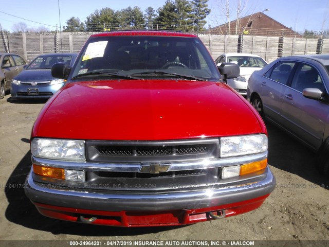 1GNDT13W1Y2113087 - 2000 CHEVROLET BLAZER RED photo 6