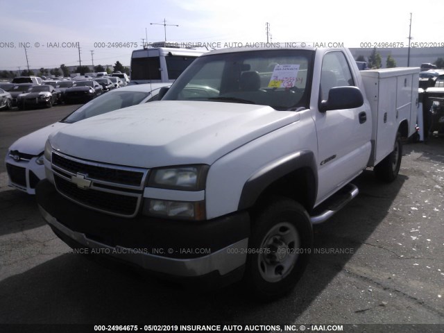 1GBHC24UX6E112789 - 2006 CHEVROLET SILVERADO C2500 HEAVY DUTY WHITE photo 2