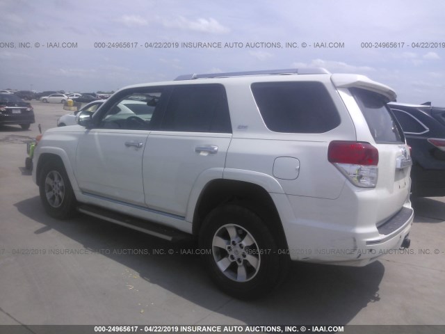 JTEZU5JR8B5014946 - 2011 TOYOTA 4RUNNER SR5/LIMITED WHITE photo 3