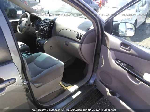 5TDZA23C25S227507 - 2005 TOYOTA SIENNA CE/LE SILVER photo 5