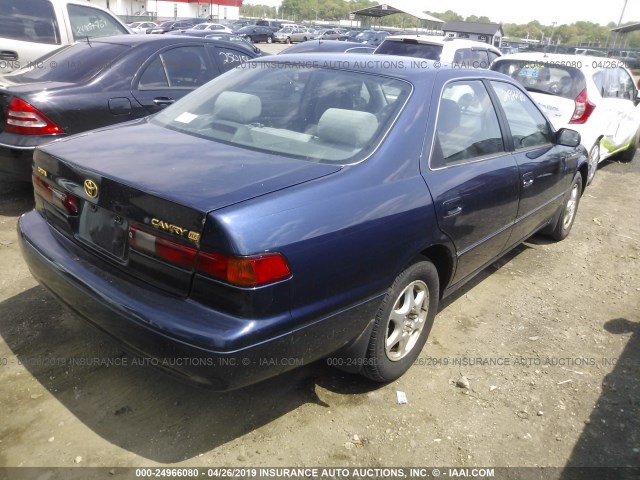 4T1BG28K0WU325198 - 1998 TOYOTA CAMRY CE/LE/XLE BLUE photo 4