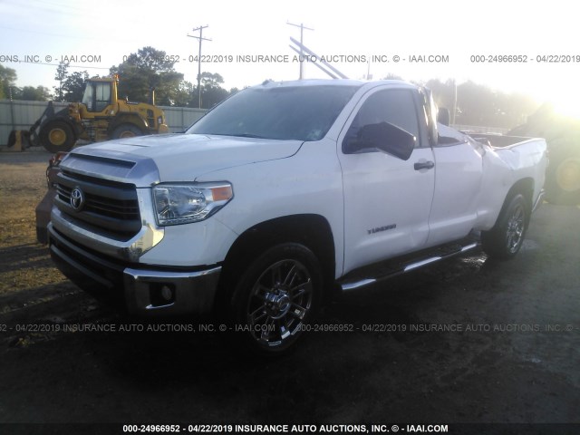 5TFRM5F12EX069795 - 2014 TOYOTA TUNDRA DOUBLE CAB SR/SR5 WHITE photo 2