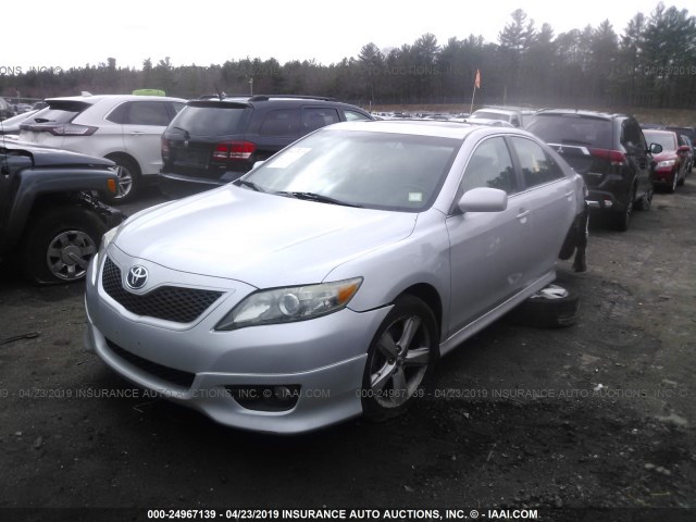 4T1BF3EK8BU144759 - 2011 TOYOTA CAMRY SE/LE/XLE SILVER photo 2