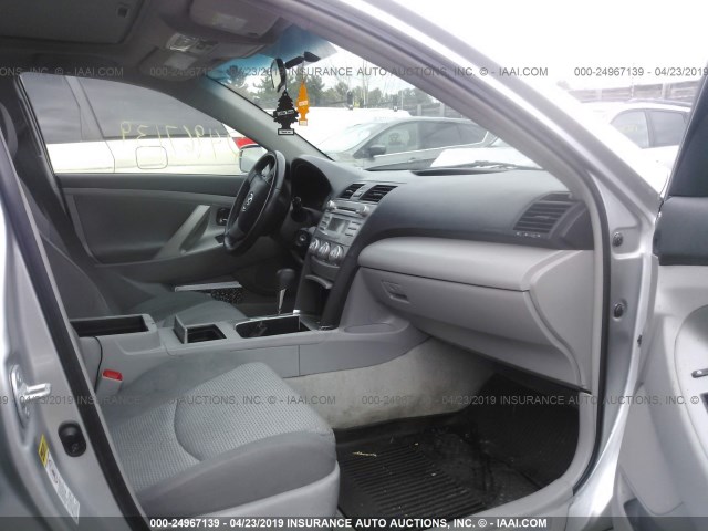 4T1BF3EK8BU144759 - 2011 TOYOTA CAMRY SE/LE/XLE SILVER photo 5