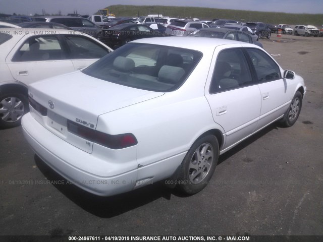 4T1BF22K9XU929863 - 1999 TOYOTA CAMRY LE/XLE Weiß Foto 4