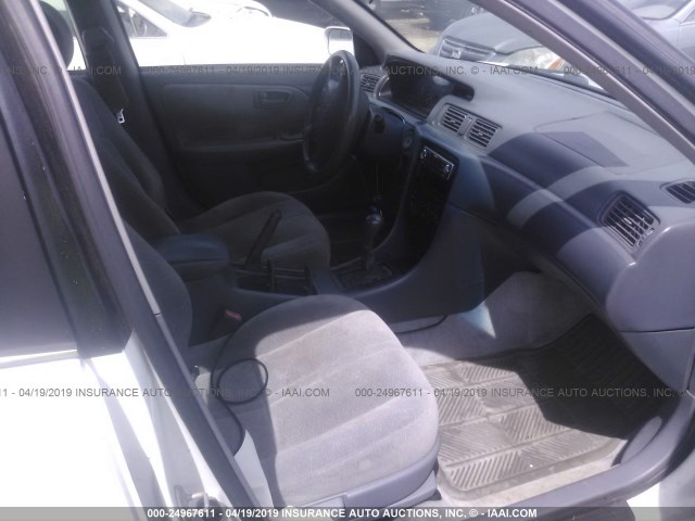 4T1BF22K9XU929863 - 1999 TOYOTA CAMRY LE/XLE Weiß Foto 5