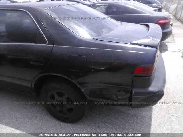 JT2BG22K8W0202262 - 1998 TOYOTA CAMRY CE/LE/XLE BLACK photo 6