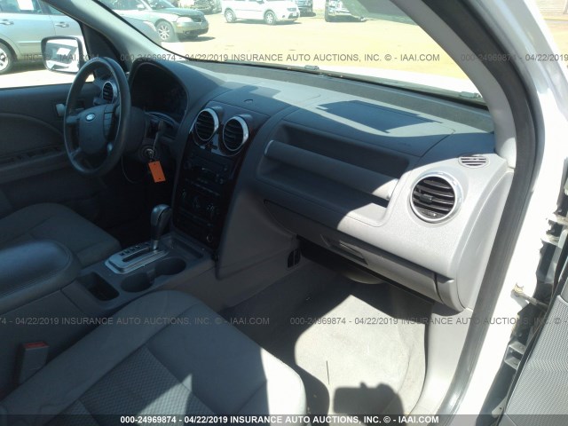 1FMDK02177GA07011 - 2007 FORD FREESTYLE SEL WHITE photo 5