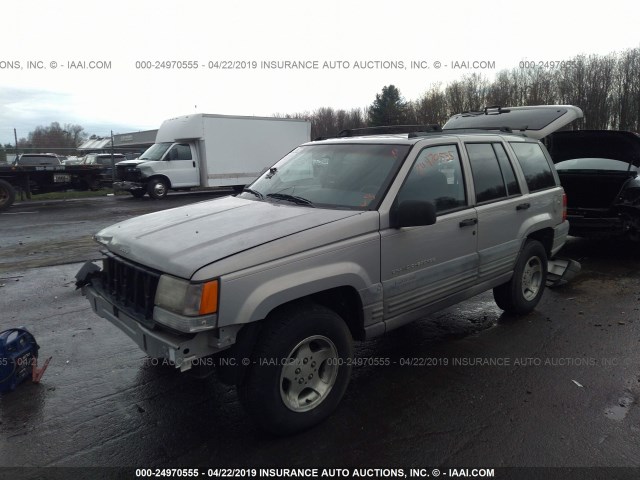 1J4GZ58S1WC217498 - 1998 JEEP GRAND CHEROKEE LAREDO/TSI SILVER photo 2