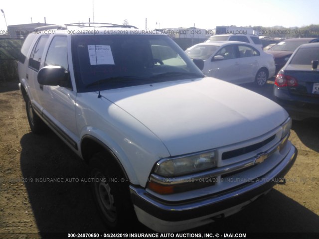 1GNDT13W412152455 - 2001 CHEVROLET BLAZER WHITE photo 1