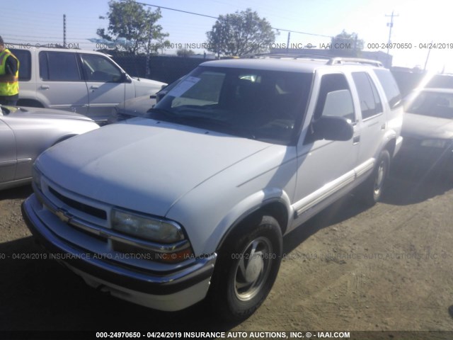 1GNDT13W412152455 - 2001 CHEVROLET BLAZER WHITE photo 2