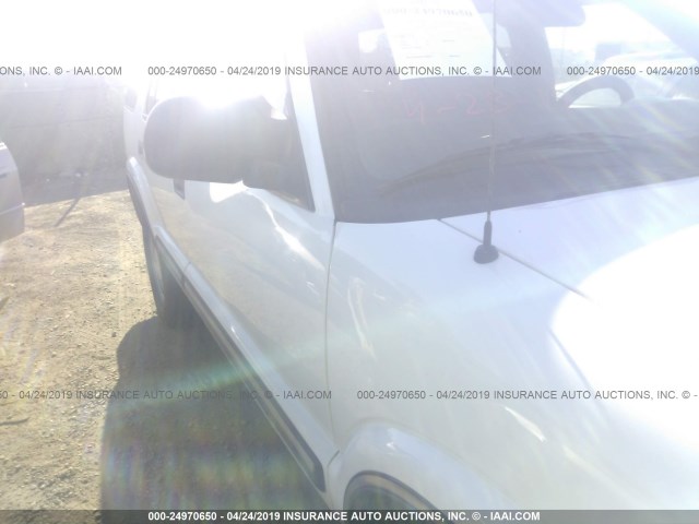 1GNDT13W412152455 - 2001 CHEVROLET BLAZER WHITE photo 6